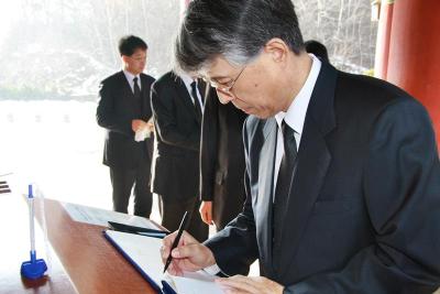 2011. 2. 18(금) 조용호 광주고등법원장 참배 이미지